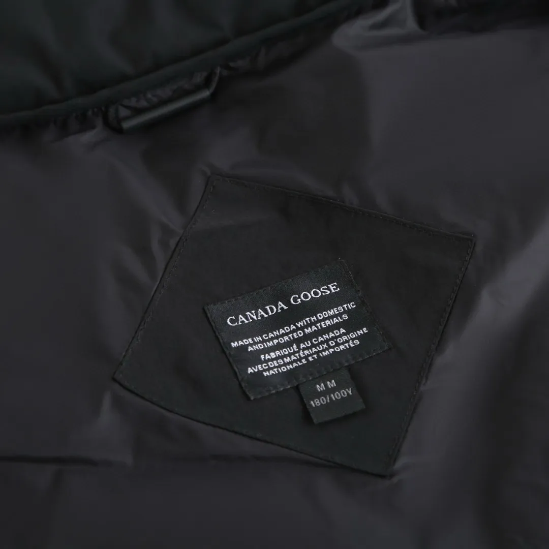 P710 [Exclusive supply] Canada Goose Black Label Badge Down Vest (Black) The high-quality filling is made of 90 national standard high-quality white duck down, selected high-loft velvet, weighing 160g, light and warm, with excellent temperature locking performance and good resilience. The fabric is made of high-quality protective nylon fabric, which not only enhances the wear resistance of the surface, but also takes into account wind resistance, ensuring excellent performance in various harsh weather conditions. Three-dimensional quilting technology and precise thread reinforcement prevent lint from being drilled and ensure that the fluffy and resilient elasticity lasts like new. The ribbon is woven with polyester as the base, and the brand letters are decorated on the ribbon through high-precision computer embroidery. The edges of the pattern are clear, the stitches are fine and even, and multiple layers of embroidery thread are stacked to enhance the three-dimensional effect. Size:S-M-L-XL